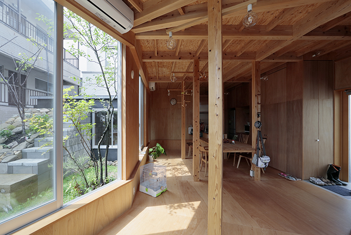 大阪府河内長野市に建つ住宅キノコハウスの木造を現した内観デザイン